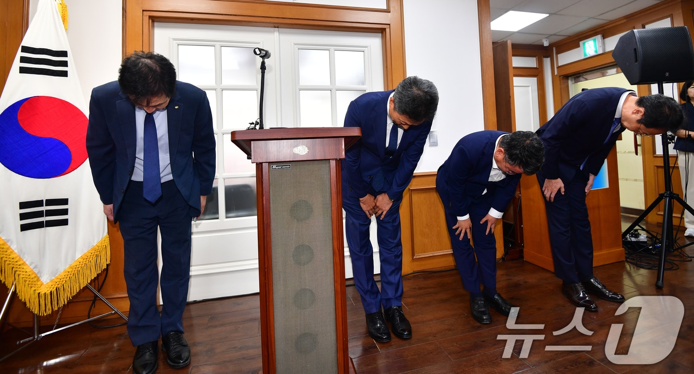 전대욱 한수원 사장 직무대행(왼쪽 두번째)이 지난 9월22일 경북 경주시 상공회의소에서 논란이 된 '한수원 홍보 현수막'에 대해 머리숙여 사과했다. 2025.9.22/뉴스1 ⓒ News1 최창호 기자