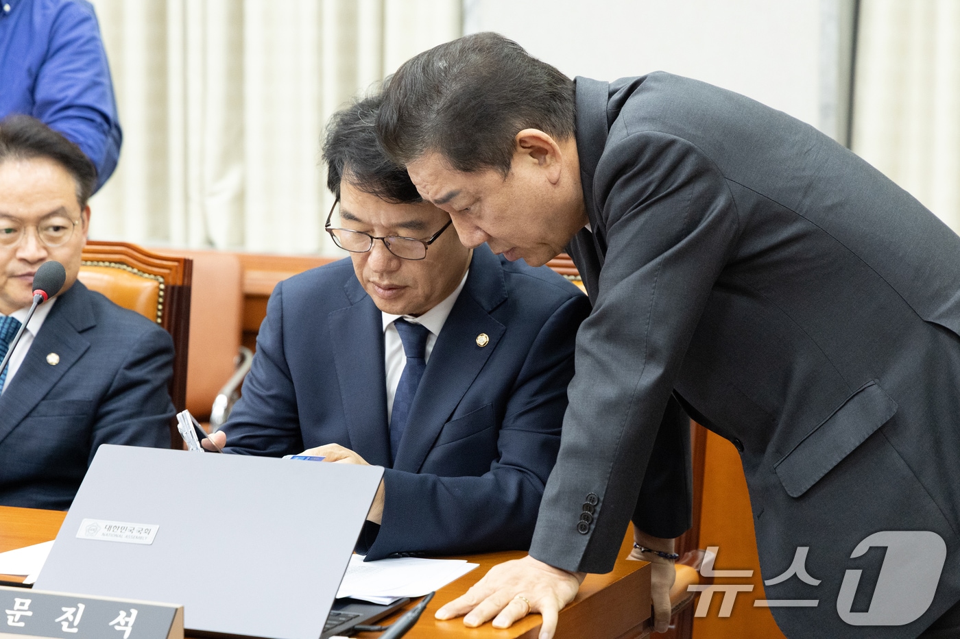 김병기 국회 운영위원장이 지난 22일 서울 여의도 국회에서 열린 제429회국회(정기회) 제1차 전체회의에서 문진석 여당 간사와 대화하고 있다. 2025.9.22/뉴스1 ⓒ News1 이승배 기자