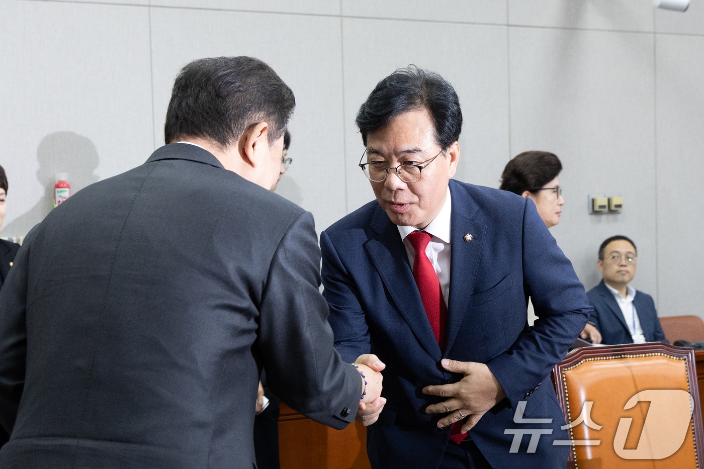 김병기 국회 운영위원장이 22일 서울 여의도 국회에서 열린 제429회국회(정기회) 제1차 전체회의에서 송언석 국민의힘 원내대표와 악수하고 있다. 2025.9.22/뉴스1 ⓒ News1 이승배 기자