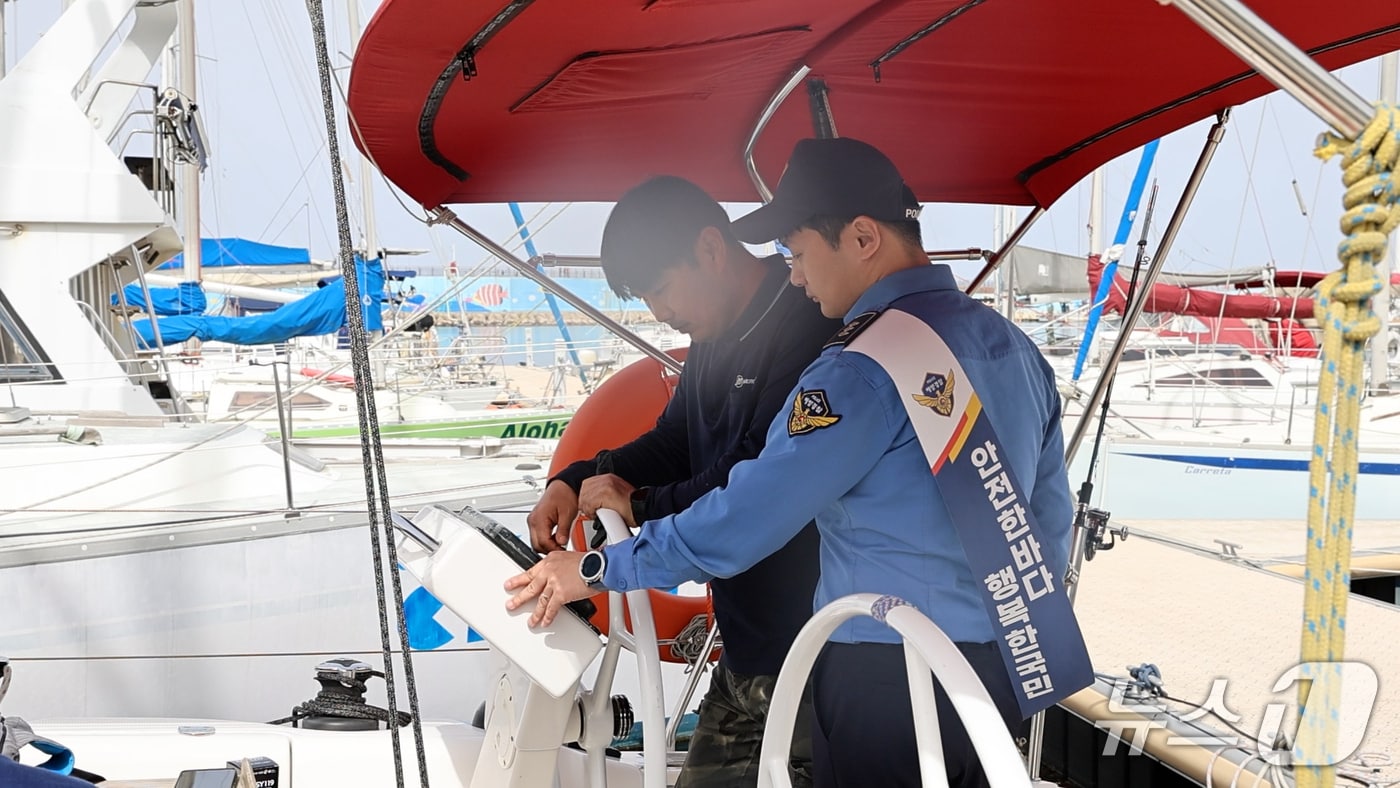 속초해양경찰서는 가을철 수상레저사고 예방을 위해 오는 26일 오후 2시 양양군 수산항 요트마리나에서 동력수상레저기구 무상점검 서비스를 진행한다.(속초해경 제공, 재판매 및 DB 금지) 2025.9.22/뉴스1