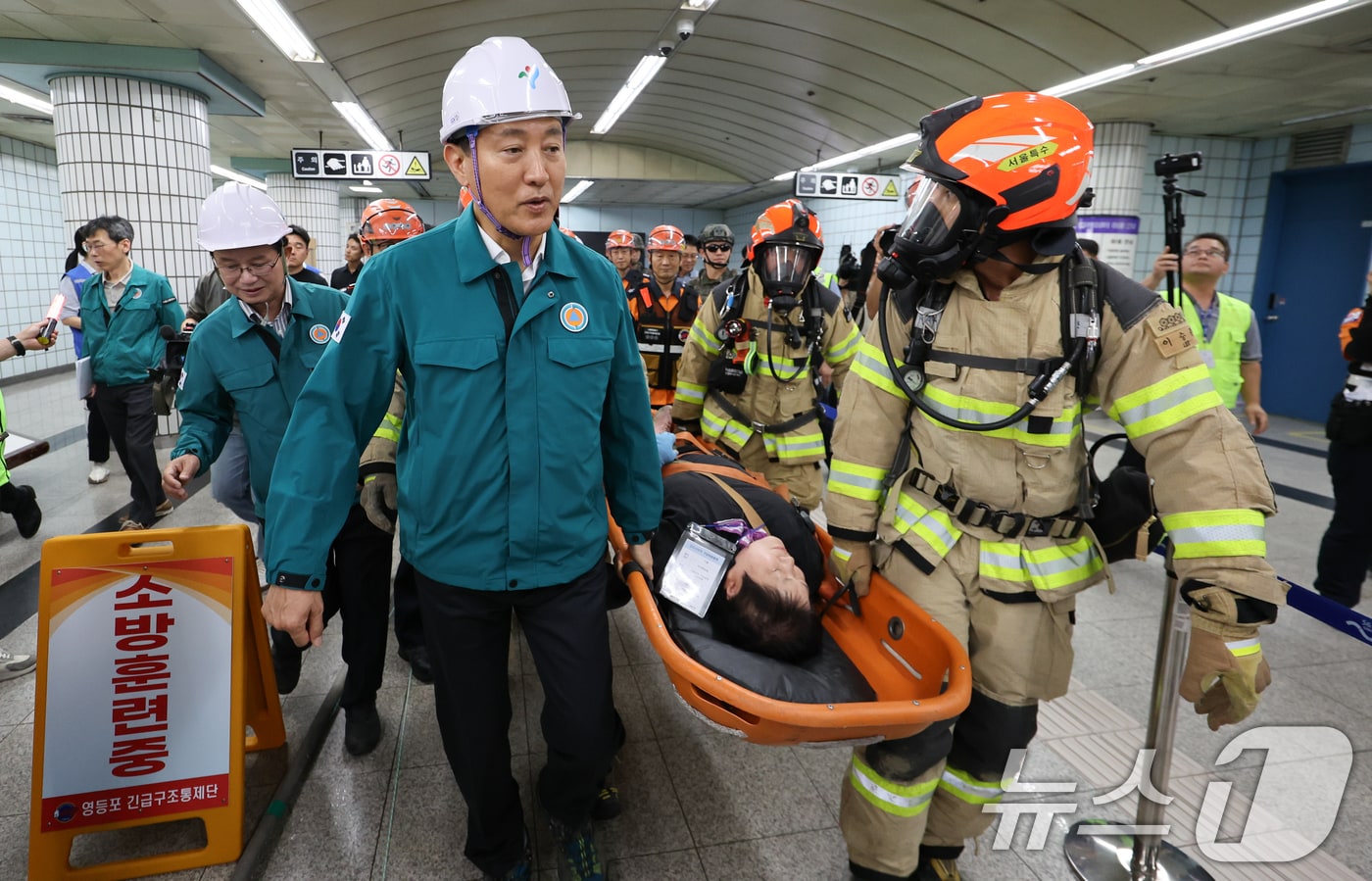 오세훈 서울시장이 서울 영등포구 여의나루역 일대에서 열린 '2025년 서울시 재난대응 안전한국훈련'에서 소방대원들과 함께 인명 구조 훈련을 하고 있다. 2025.9.22/뉴스1 ⓒ News1 허경 기자