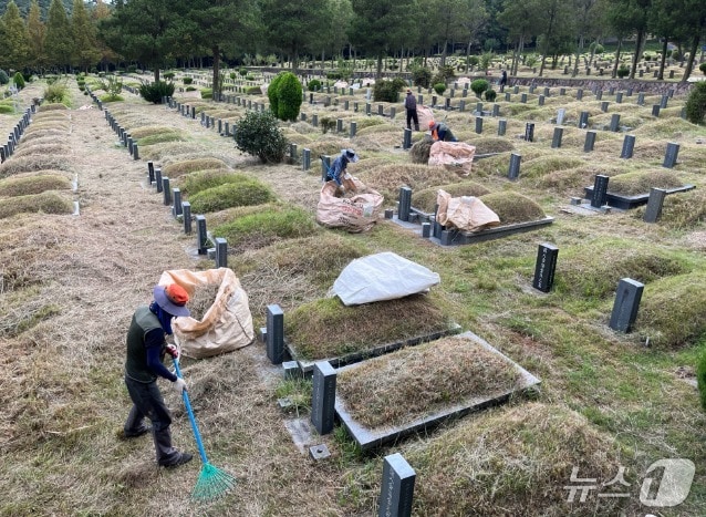 부산 금정구 영락공원 묘원에서 관계자들이 벌초 작업을 하고 있다. &#40;부산시설공단 제공. 재판매 및 DB 금지&#41;
