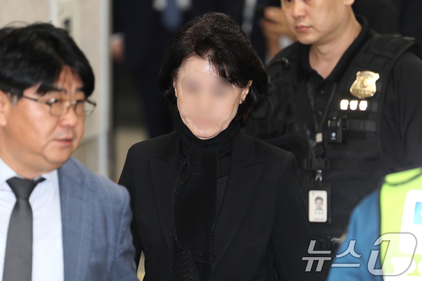 한학자 통일교 총재와 함께 구속 영장이 청구된 정원주 전 통일교 총재 비서실장이 22일 오후 서울 서초동 서울중앙지방법원에서 열린 구속 전 피의자심문(영장실질심사)에 출석하고 있다. 2025.9.22/뉴스1 ⓒ News1 이광호 기자