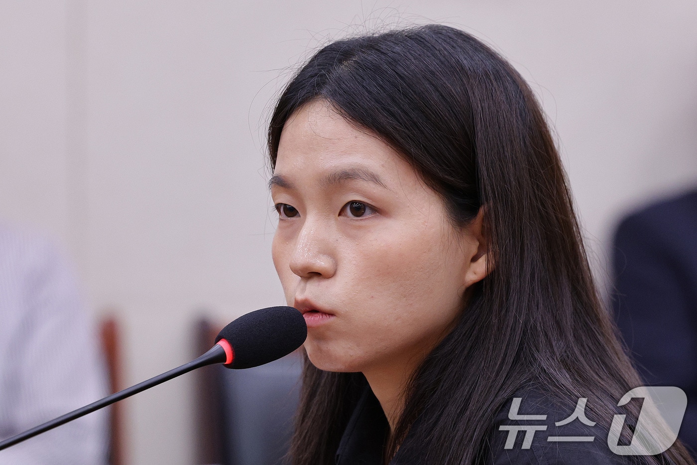 김정민 서울남부지검 수사관이 지난달 22일 서울 여의도 국회에서 열린 법사위 검찰개혁 청문회에서 의원 질의에 답변하고 있다. 2025.9.22/뉴스1 ⓒ News1 신웅수 기자