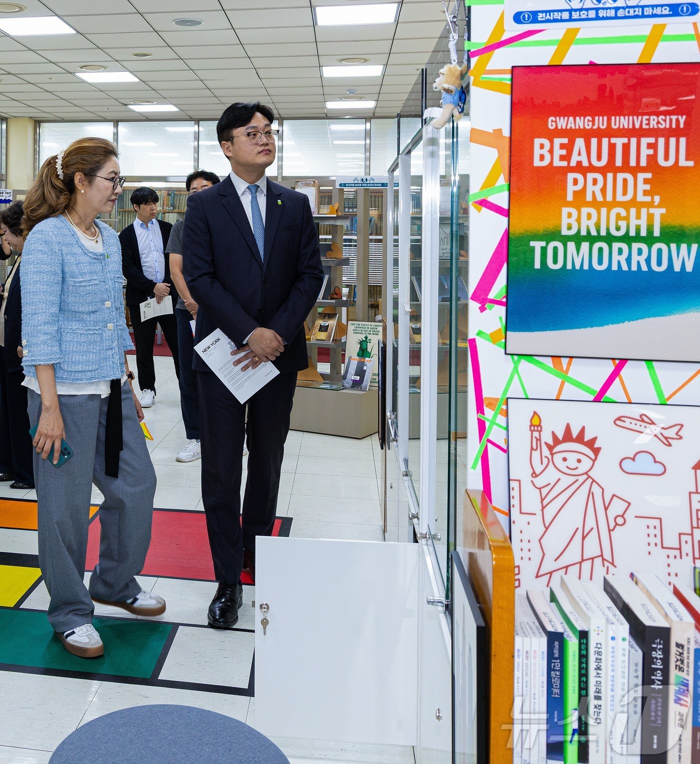 광주대 김동진 총장은 대학 호심기념도서관이 미국 뉴욕 거리를 테마로 연 ‘뉴욕 팝업-여행자@뉴욕’ 특별전을 관람했다. (광주대 제공. 재배포 및 DB 금지)