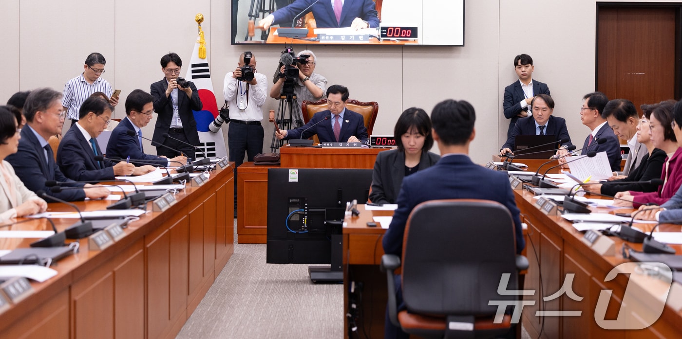 김기현 아시아태평양경제협력체(APEC) 정상회의 지원 특별위원장이 22일 서울 여의도 국회에서 열린 제429회국회(정기회) 제4차 전체회의에서 2025 경주 APEC 정상회의 성공개최 및 한반도 평화·번영을 위한 국회 결의안을 의결하고 있다. 2025.9.22/뉴스1 ⓒ News1 이승배 기자