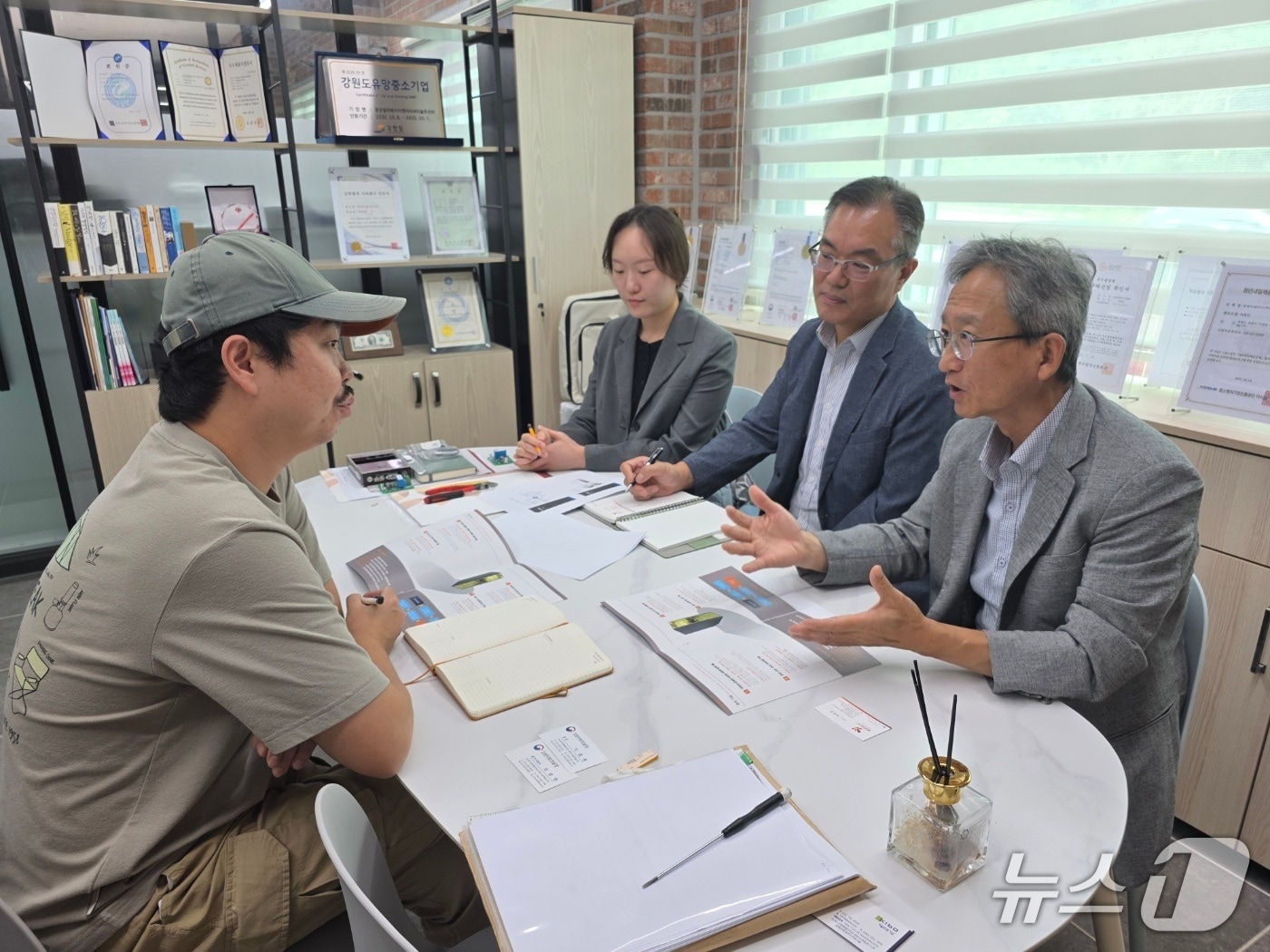 이경원 강원조달청장은 22일 강릉 혁신기업 '동양이앤아이' 찾아 현장 소통을 실시했다.(강원조달청 제공. 재판매 및 DB금지)/뉴스1