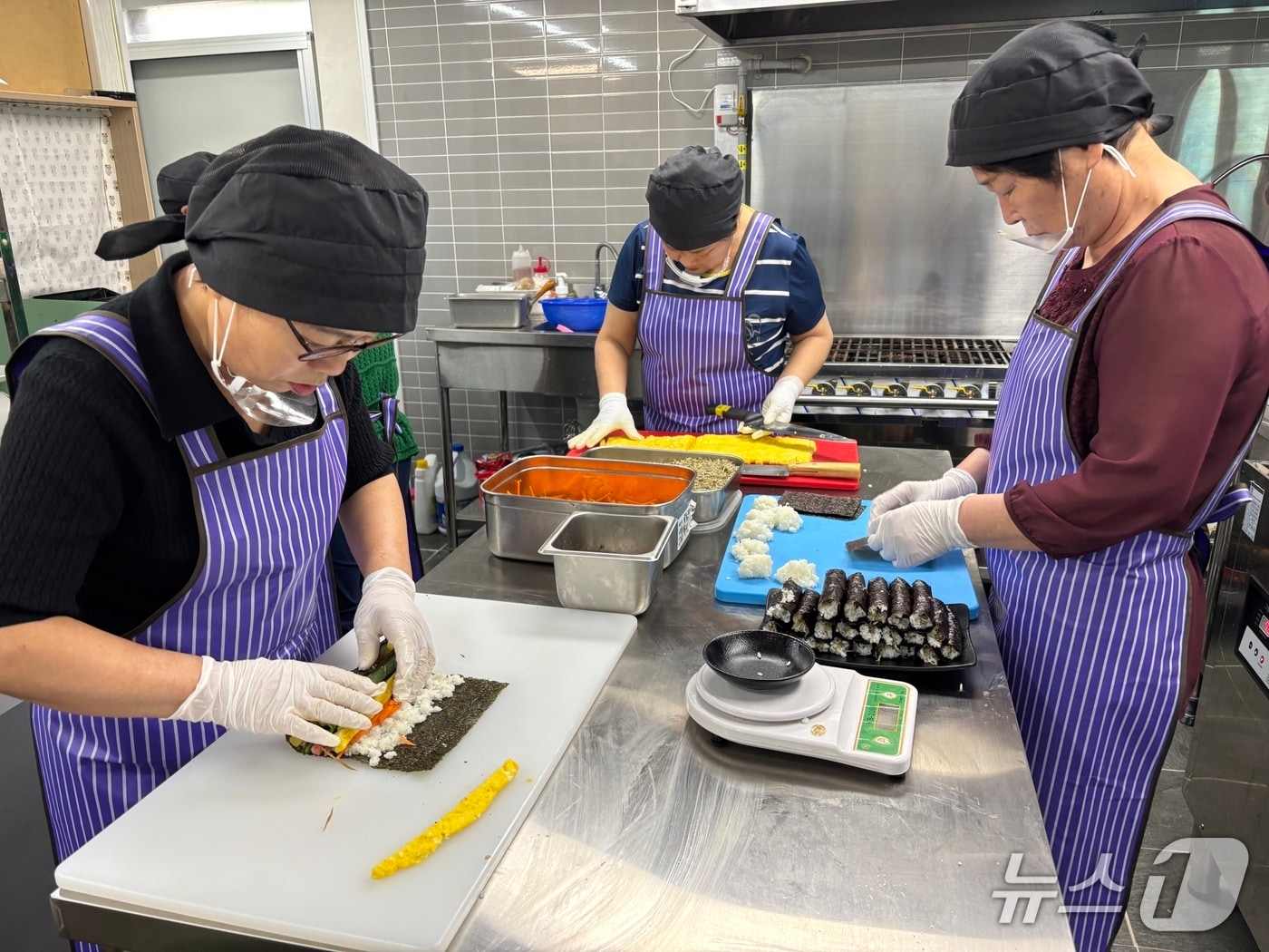 대구 달성군이 운영하는 '비슬애반'에 고용된 노인이 음식을 만들고 있다.(대구 달성군 제공.재판매 및 DB 금지)