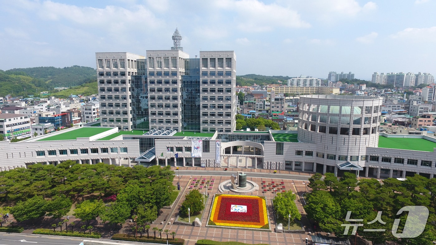 진주시청 전경.