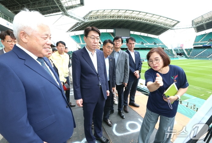우범기 전주시장과 김정태 전주상공회의소회장이 22일 '2025 전주드론축구월드컵' 성공개최를 위한 막바지 현장점검을 실시했다.(전주시 제공, 재판매 및 DB 금지)/뉴스1
