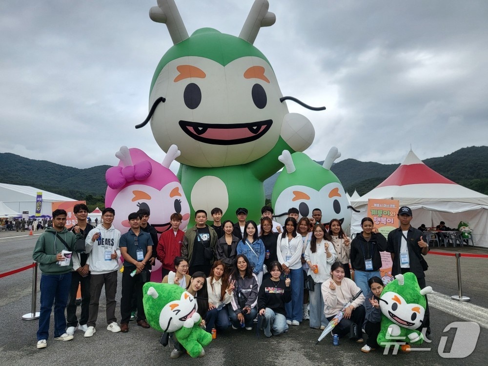 건양대학교가 외국인 유학생들의 한국 문화 이해 증진과 국제우호 교류 확대를 위해 지난 21일 '2025 계룡軍문화축제' 문화체험문화체험 프로그램을 진행했다. (건양대 제공.재판매 및 DB금지)/뉴스1