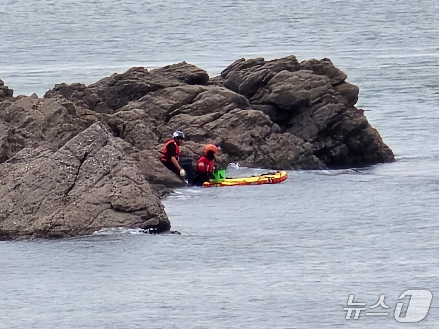 태안해경이 꽤깔섬 갯바위에서 50대 낚시객을 구조하고 있는 모습. (태안해경 제공, 재판매 및 DB금지) / 뉴스1