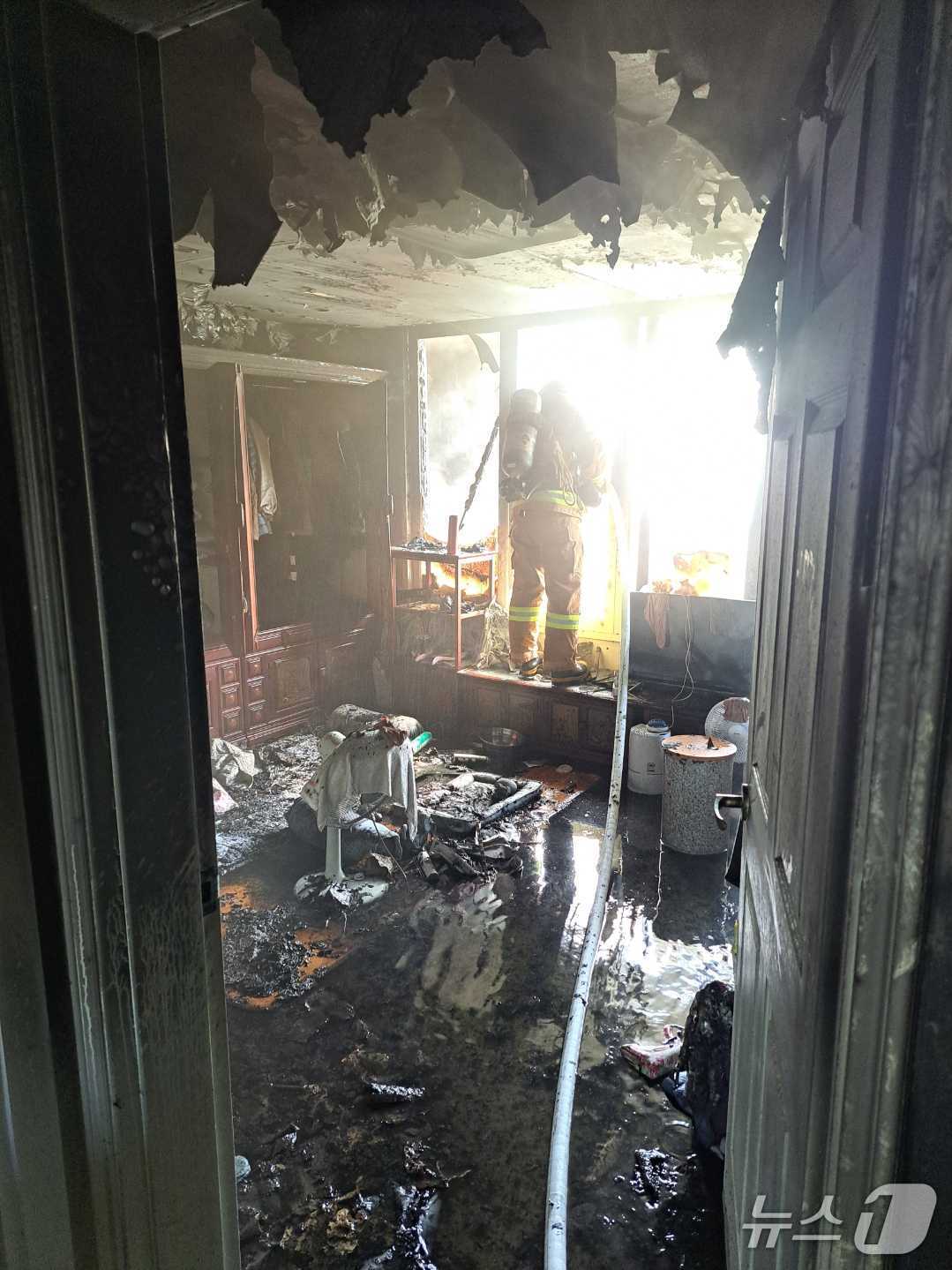 강원 원주 원동의 한 아파트 화재 현장.&#40;강원도소방본부 제공, 재판매 및 DB금지&#41;