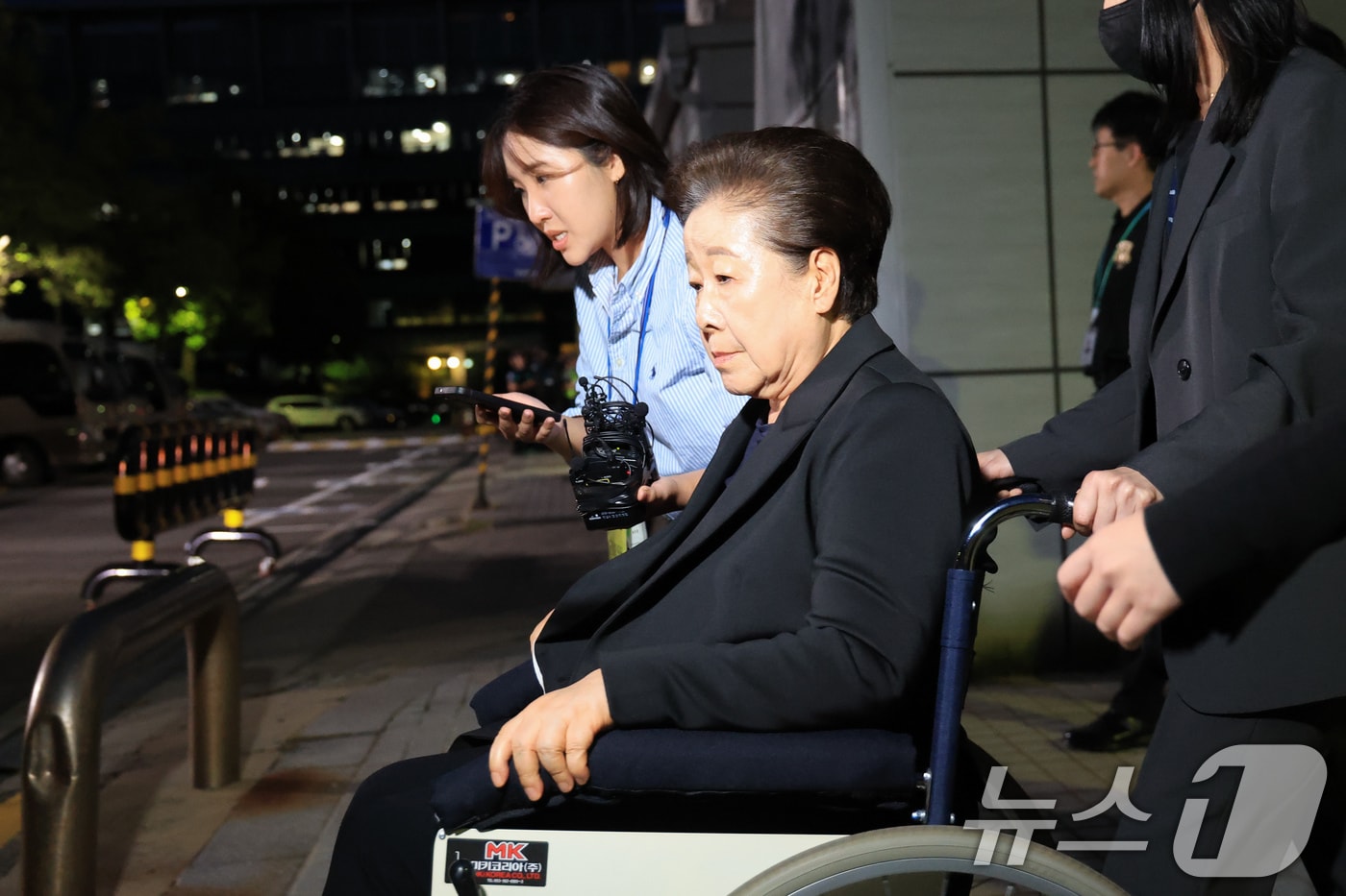 한학자 통일교 총재가 지난 9월 22일 오후 서울 서초구 중앙지방법원에서 윤석열 전 대통령 부부에게 통일교 현안을 청탁했다는 의혹과 관련 구속 전 피의자 심문(영장실질심사)을 마친 뒤 대기 장소인 서울구치소로 향하고 있다. (공동취재) 2025.9.22/뉴스1 ⓒ News1 이광호 기자