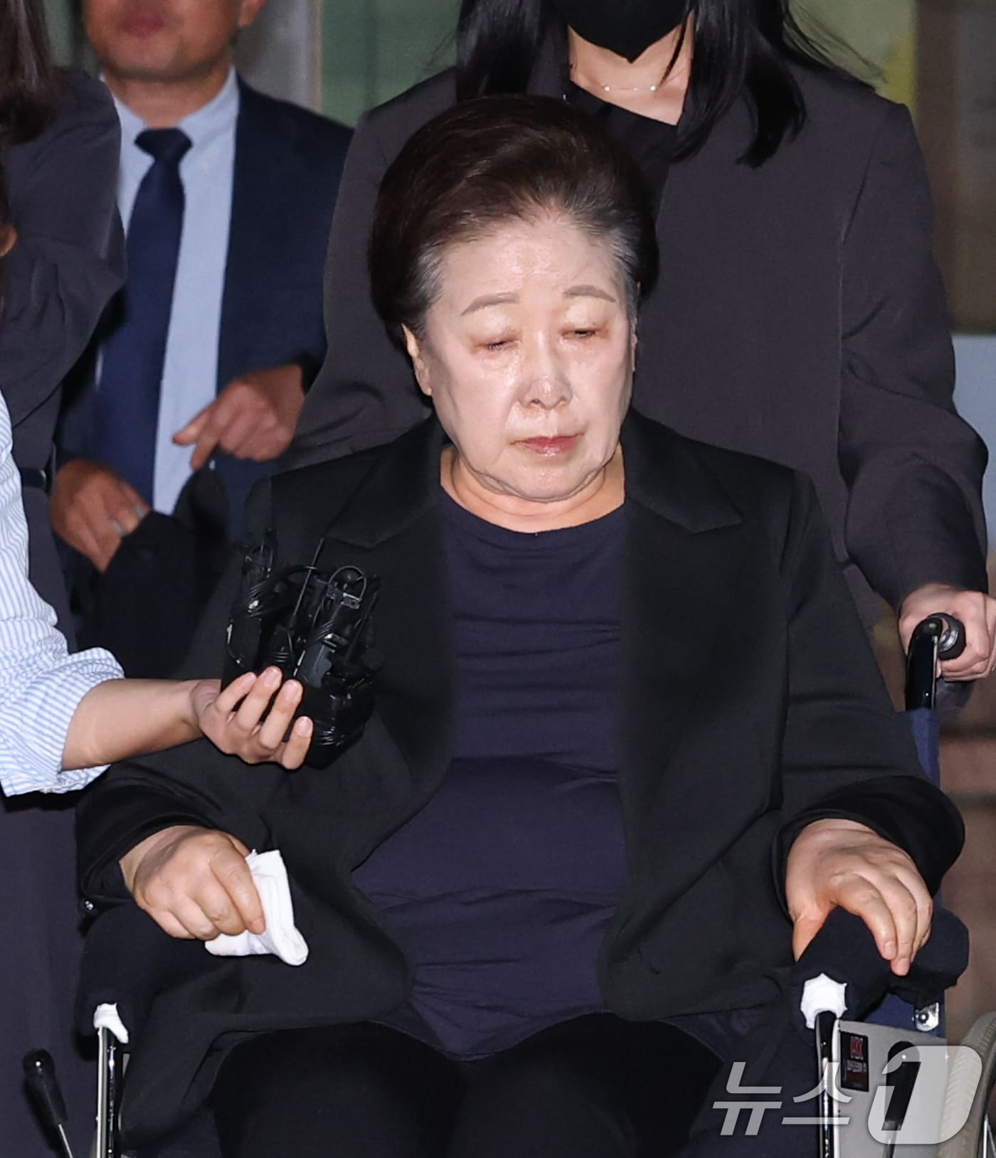 한학자 통일교 총재가 22일 오후 서울 서초구 중앙지방법원에서 윤석열 전 대통령 부부에게 통일교 현안을 청탁했다는 의혹과 관련 구속 전 피의자 심문(영장실질심사)을 마친 뒤 대기 장소인 서울구치소로 향하고 있다. (공동취재) 2025.9.22/뉴스1 ⓒ News1 이광호 기자