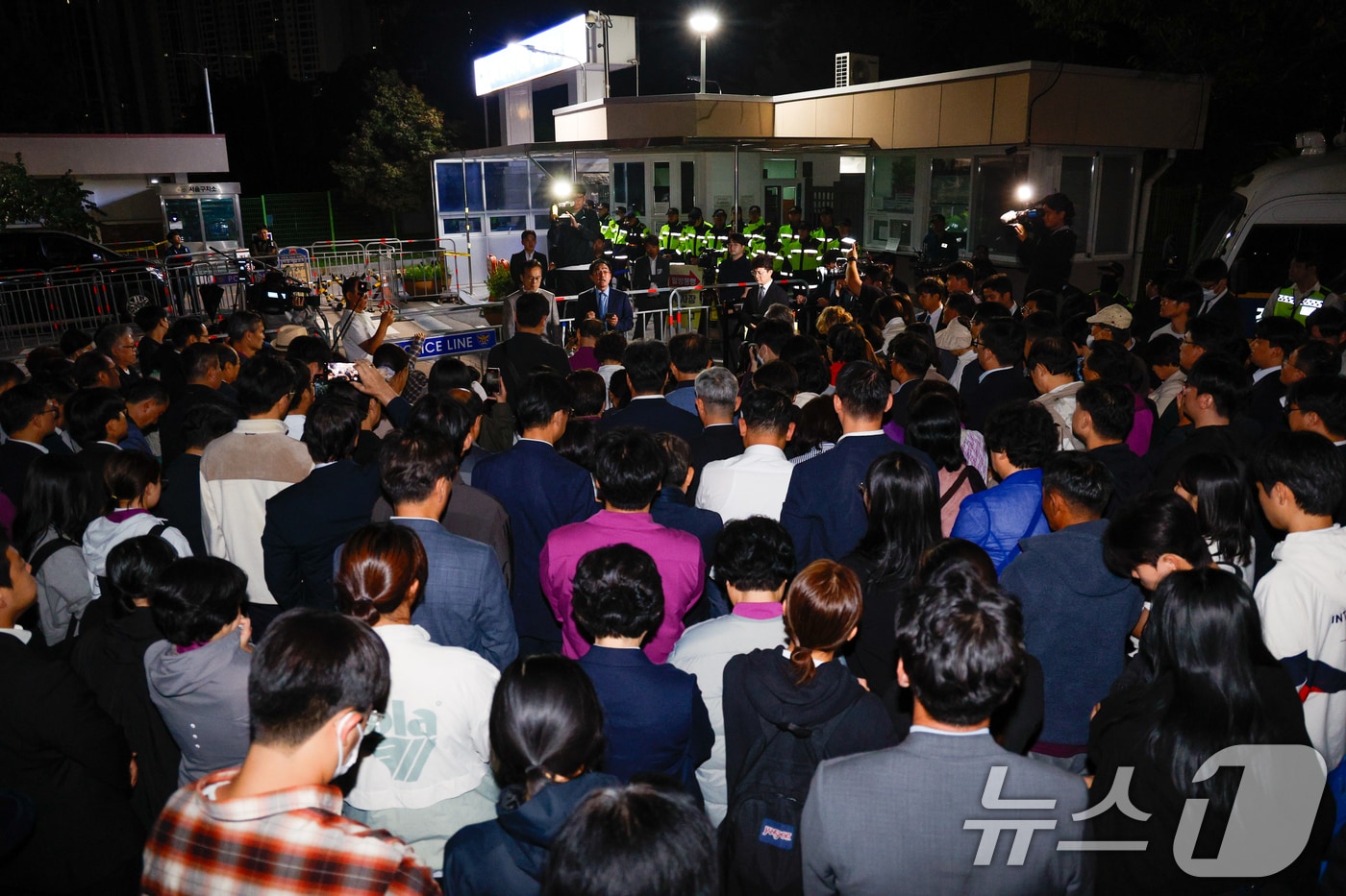 윤석열 전 대통령 부부에게 통일교 현안을 청탁했다는 의혹을 받는 한학자 통일교 총재가 구속된 23일 새벽 경기 의왕시 서울구치소 앞에서 한 총재를 기다리던 신도들이 통일교측 관련 입장을 듣고 있다. 2025.9.23/뉴스1 ⓒ News1 안은나 기자