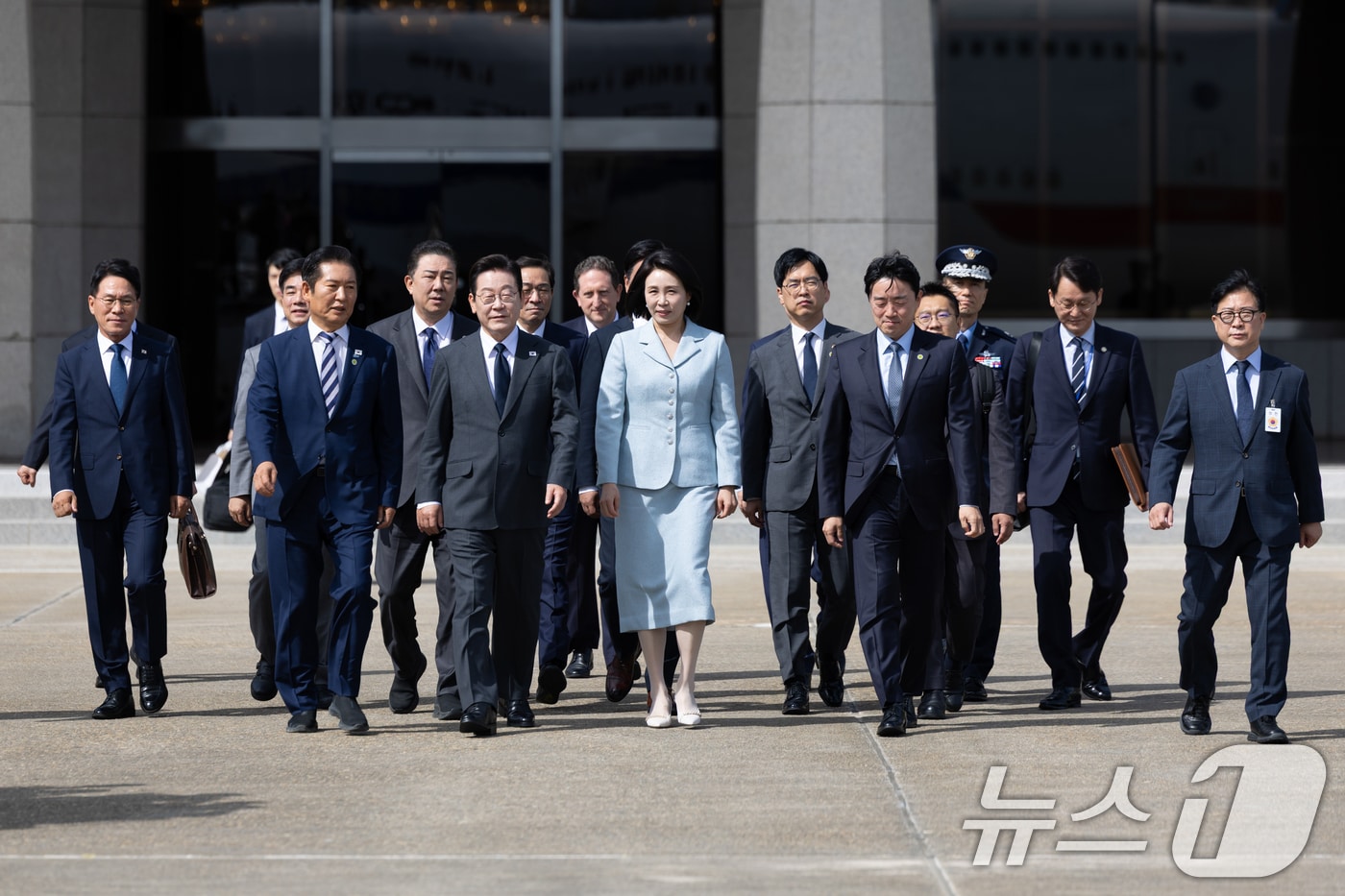 이재명 대통령과 김혜경 여사가 미국 뉴욕에서 열리는 제80차 유엔총회 참석을 위해 지난 22일 경기도 성남 서울공항을 통해 출국하고 있다. (대통령실 제공. 재판매 및 DB 금지) 2025.9.23/뉴스1 ⓒ News1 허경 기자