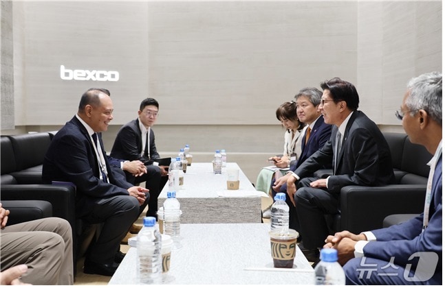 박형준 시장이 PNP 조조 플로레스 부사장과 만나 지역 창업기업 글로벌 진출 협력을 논의하고 있다.(부산시 제공. 재판매 및 DB금지)