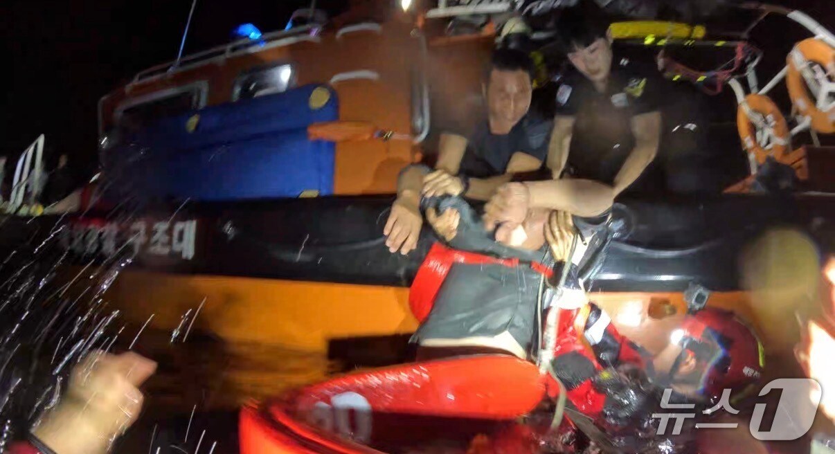 23일 오전 1시33분쯤 경북 울진군 후포항 여객선터미널 앞에서 만취한 50대 남성이 바다에 빠졌다가 해경에 구조됐다.(울진해양경찰서제공, 재판매 및 DB금지) 2025.9.23/뉴스1 