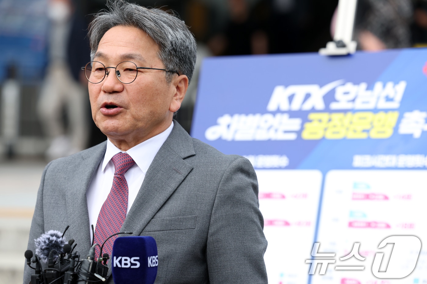 강기정 광주시장이 23일 오전 광주송정역에서 호남선 KTX를 증편할 경우 늘어날 관광 수요 등에 대해 설명하고 있다. 2025.9.23/뉴스1 ⓒ News1 이승현 기자