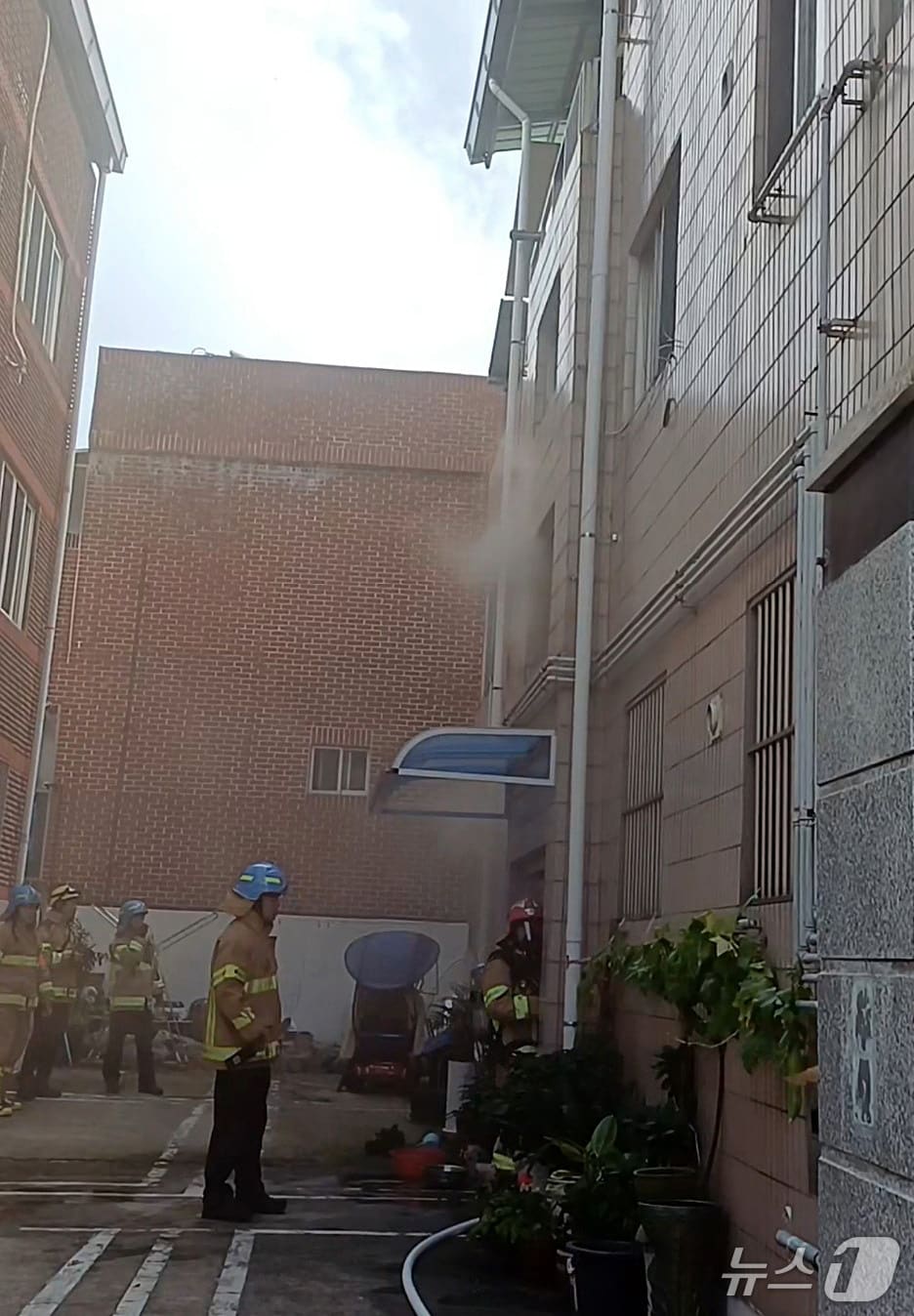 22일 오전 대구 북구 읍내동의 한 주택에서 불이 나 소방관들이 진화하고 있다. (대구소방본부 제공. 재판매 및 DB금지)