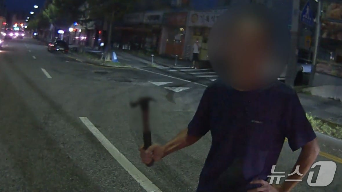 망치를 들고 도로 통행을 방해한 피의자(대전경찰청 제공) /뉴스1