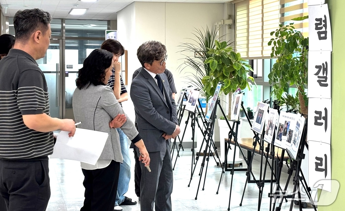 충북 진천교육지원청은 청렴 집중 주간을 맞아 청렴 문화 확산과 상호존중의 가치 공유를 위해 '청렴 인물사진 콘테스트'를 열었다.(진천교육지원청 제공)/뉴스1