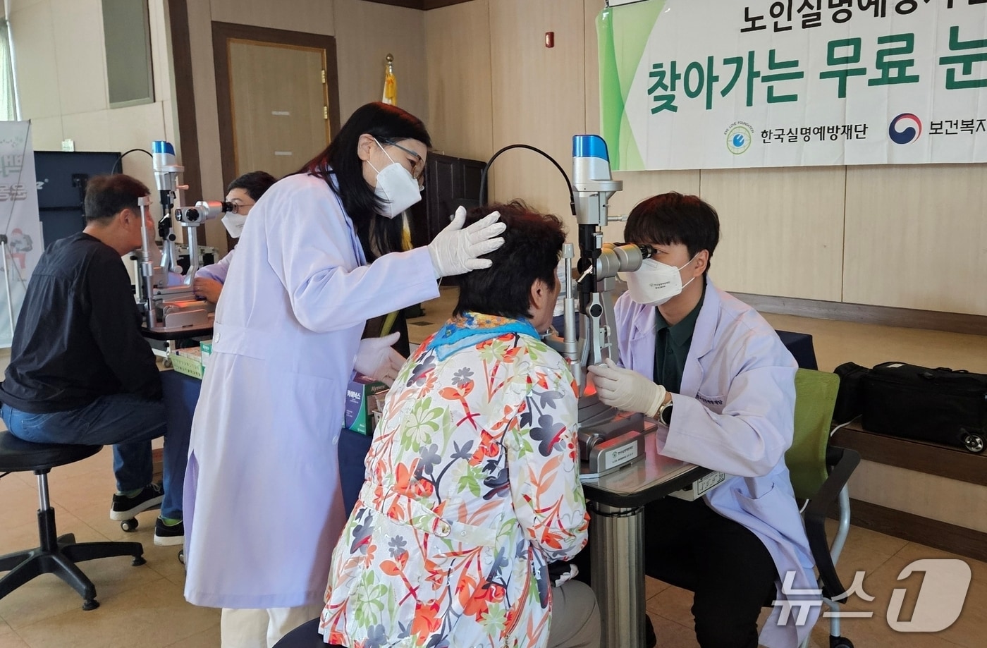 충북 괴산군보건소는 한국실명예방재단과 함께 만 60세 이상 지역 주민 200여 명을 대상으로 무료 안(眼) 검진을 진행했다.(괴산군 제공, 재판매 및 DB금지)/뉴스1