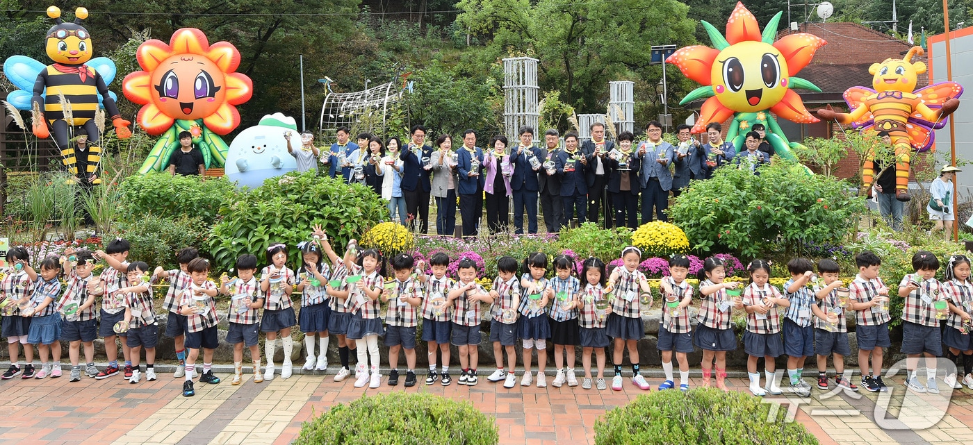 대구 동구 '봉무공원 곤충 페스티벌'에서 어린이와 내빈들이 나비날리기 퍼포먼스를 하고 있다. (대구 동구 제공. 재판매 및 DB금지)