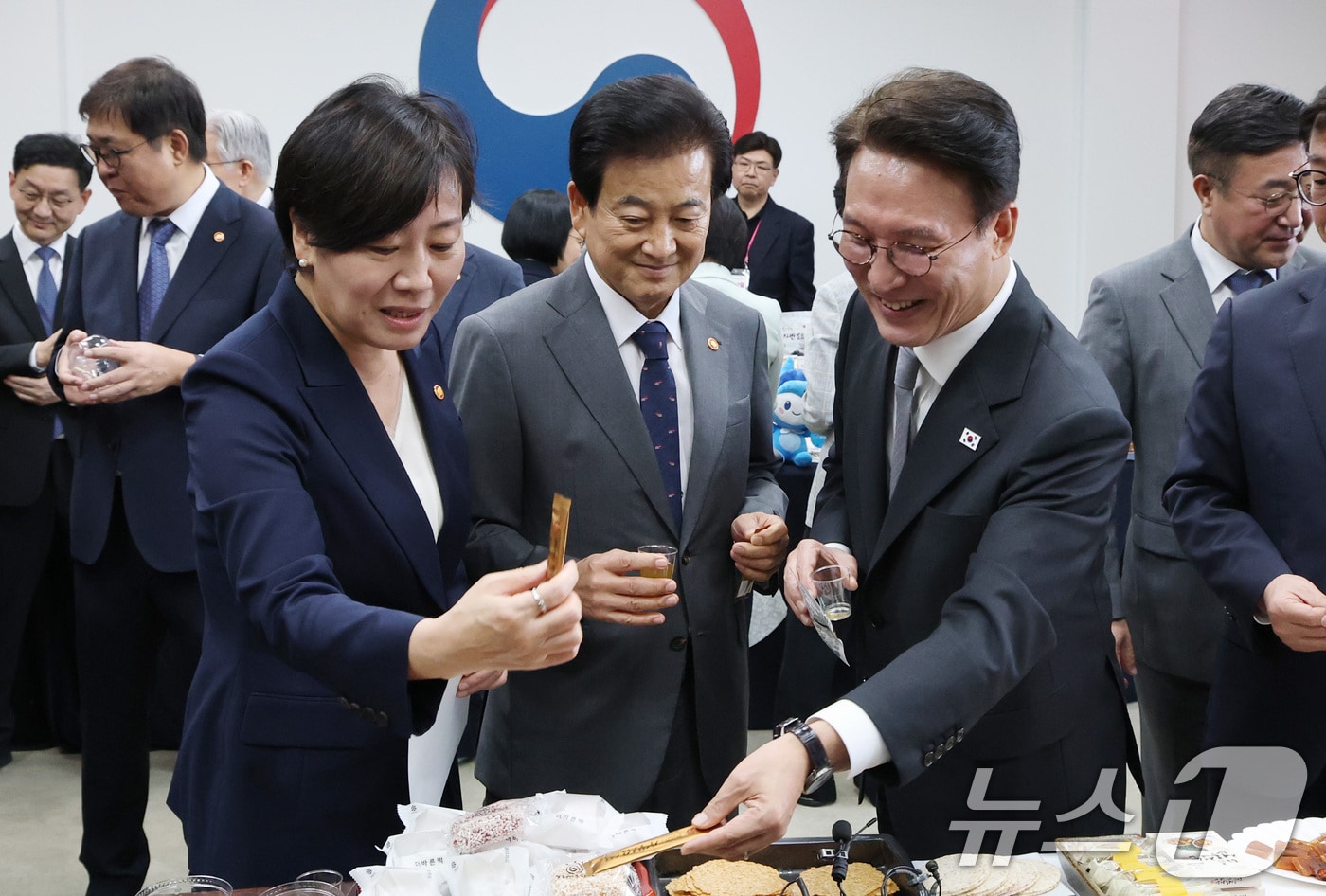 김민석 국무총리, 정동영 통일부 장관, 송미령 농림축산식품부 장관이 23일 서울 종로구 정부서울청사에서 열린 농수산식품 소비촉진 행사에서 시식을 하고 있다. 2025.9.23/뉴스1 ⓒ News1 임세영 기자