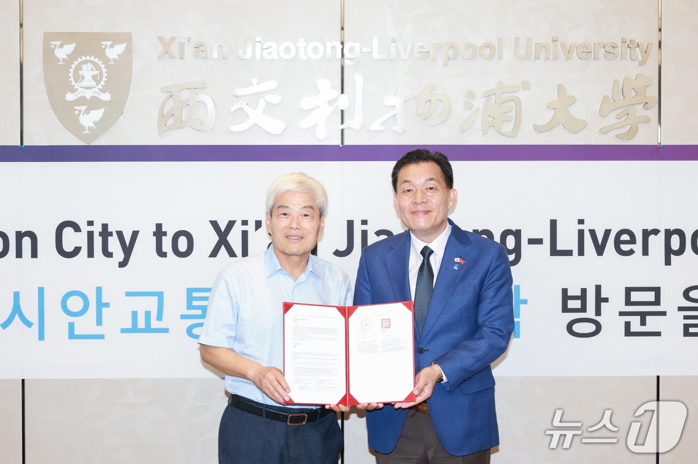 이재준 경기 수원시장(오른쪽)이 22일 시 유민(Youmin Xi) 중국 시안교통리버풀대학교 총장과 첨단기술 분야 공동 연구를 추진하는 등 지속가능한 도시를 만들기 위한 협약식을 가진 후 기념촬영을 하고 있다. (수원특례시 제공. 재판매 및 DB 금지) 2025.9.23/뉴스1