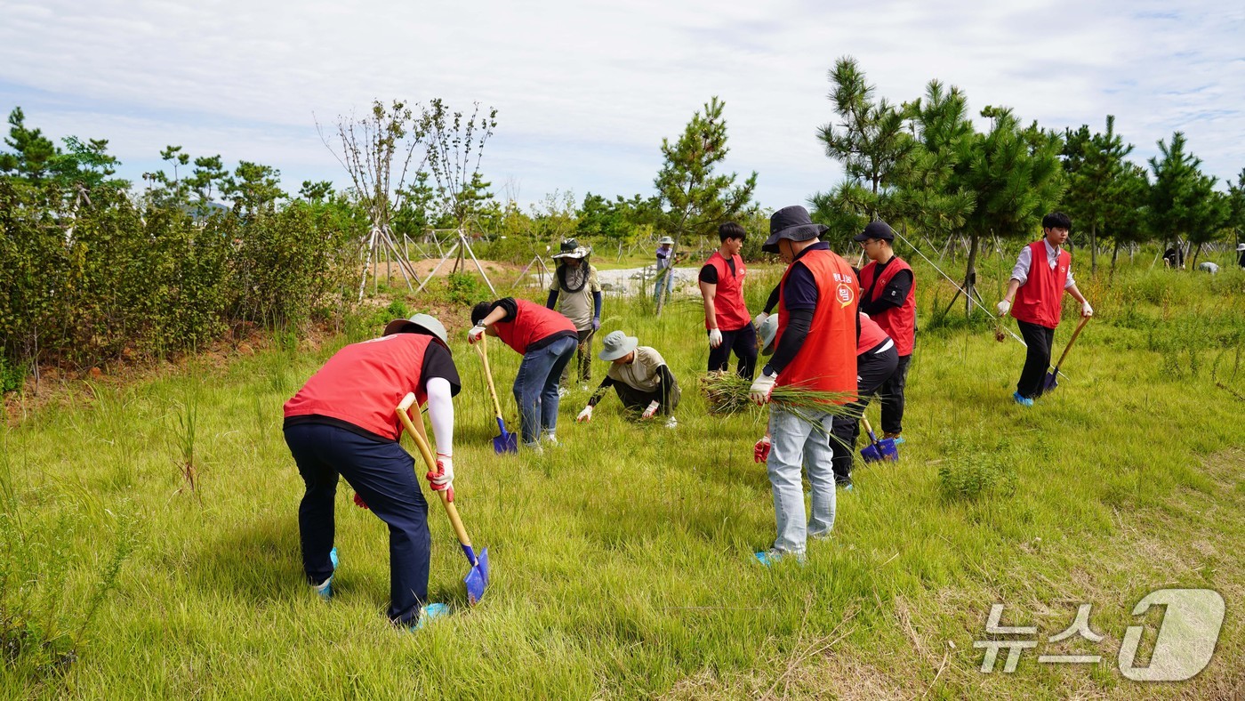 국립공원공단 새만금생태관리단은 23일 (주)하림 임직원과 외래종 유해식물을 제거하고 있다.(새만금생태관리단 제공. 재판매 및 DB금지)