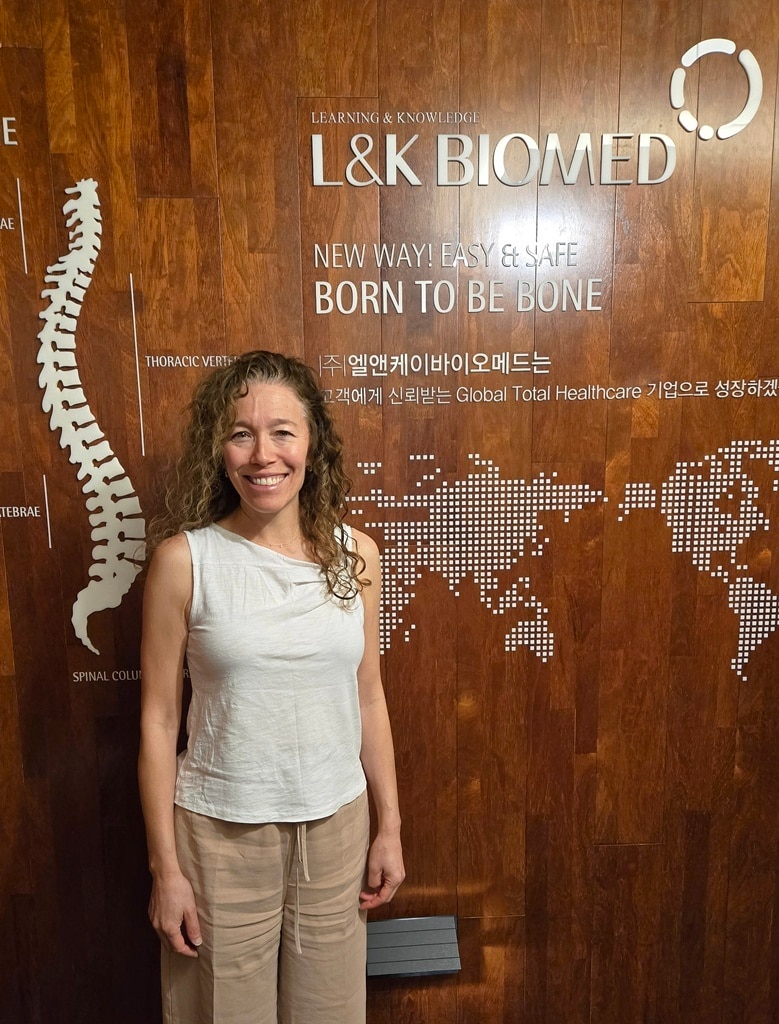 흉벽기형 수술 권위자 맥마혼 박사가 엘앤케이바이오 본사 방문 기념 사진을 촬영하고 있는 모습. (엘앤케이바이오메드 제공)