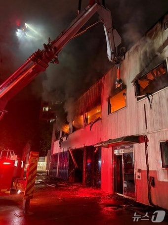 무인파괴방수차 진화 장면.(전북소방본부 제공. 재판매 및 DB금지)