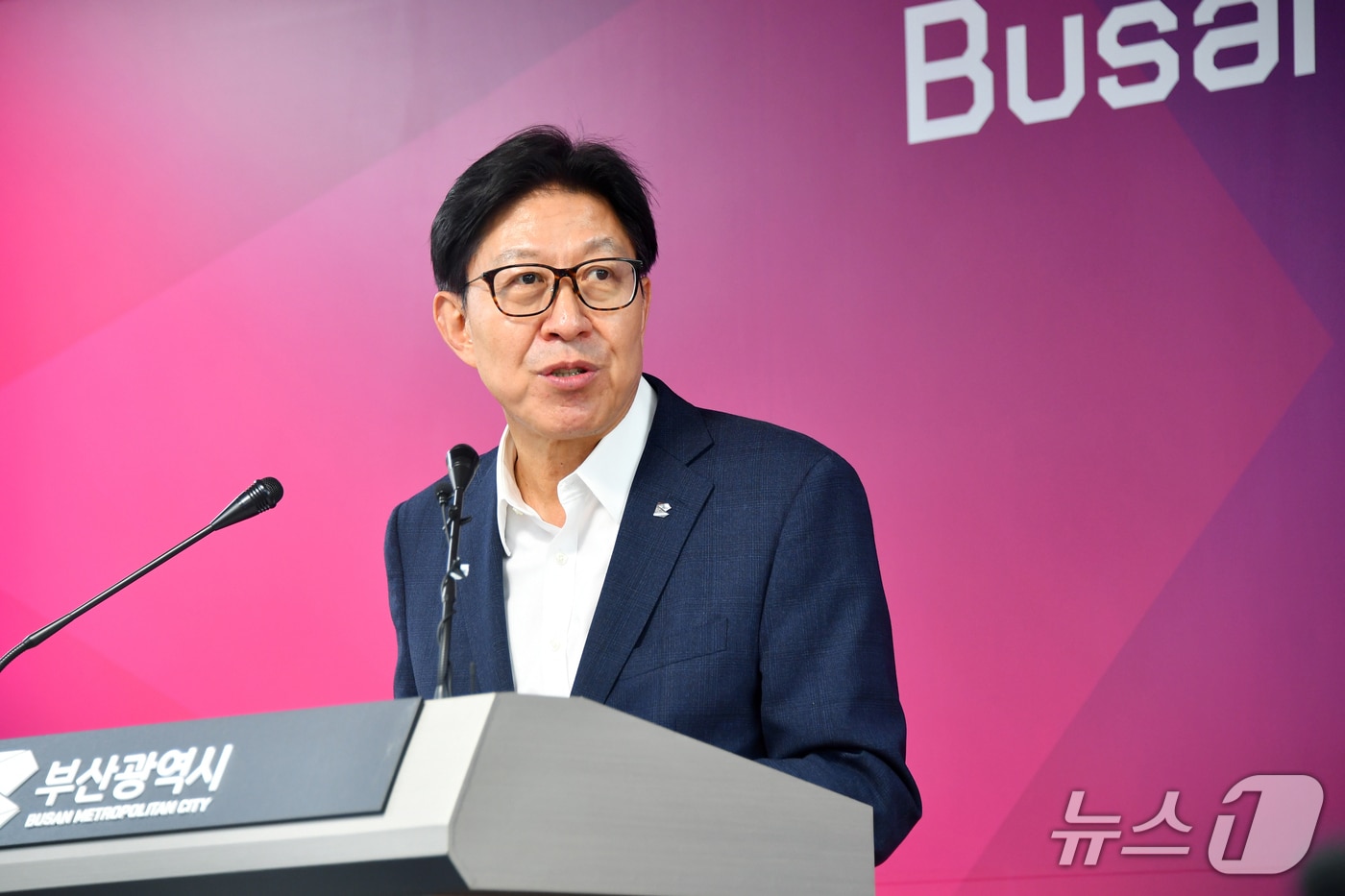 23일 박형준 부산시장이 브리핑을 통해 을숙도대교와 산성터널의 출퇴근 시간 통행료 면제를 발표하고 있다.(부산시 제공. 재판매 및 DB금지)