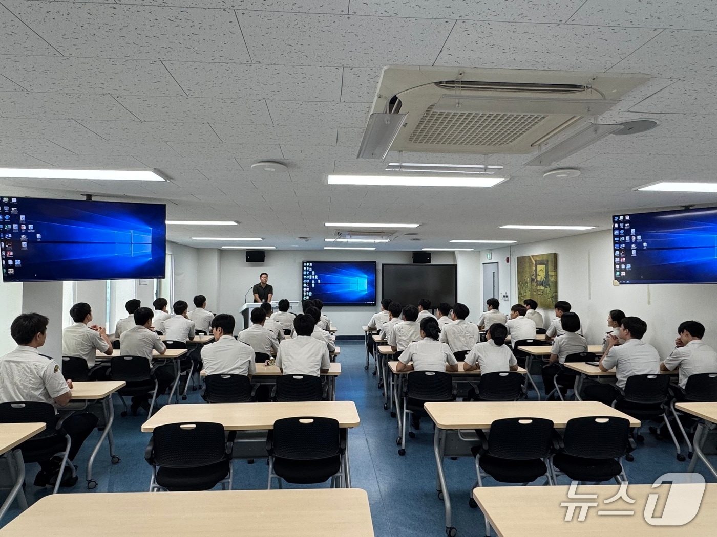 신임 소방간부후보생들이 본격적인 야외훈련에 앞서 경호안전교육원 교관에 이론 강의를 경청하고 있다.