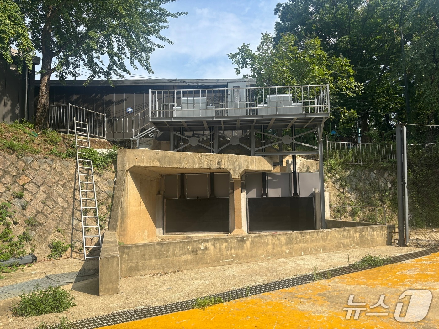 철산배수펌프장 유수지 입구 수문 설치.&#40;광명시 제공&#41;