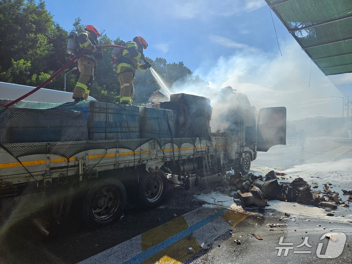 23일 오후 2시 18분쯤 충북 보은군 탄부면 당진영덕고속도로 속리산IC 인근 청주방향 도로를 달리던 5톤짜리 화물차에서 원인이 확인되지 않은 불이 났다.(보은소방서 제공. 재판매 및 DB금지)/뉴스1