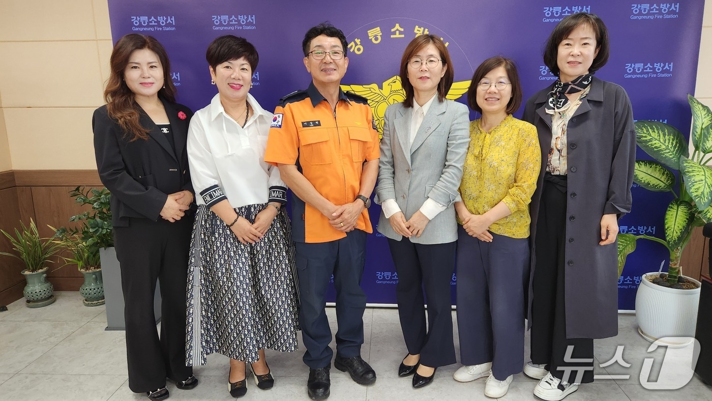 강원 강릉 교(원)장 협의회 임원진이 강릉소방서 찾아 감사인사를 전했다.(강릉교육지원청 제공, 재판매 및 DB금지)