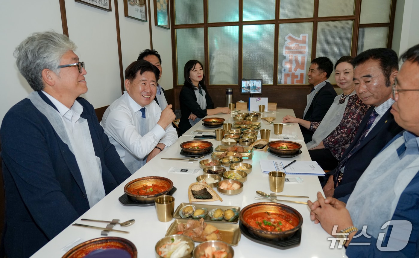 오영훈 제주도지사가 외식업체 관계자 등과 함께 갈치조림 1인분 메뉴를 개발한 식당에서 식사를 하고 있다(제주도 제공. 재판매 및 DB금지)/뉴스1