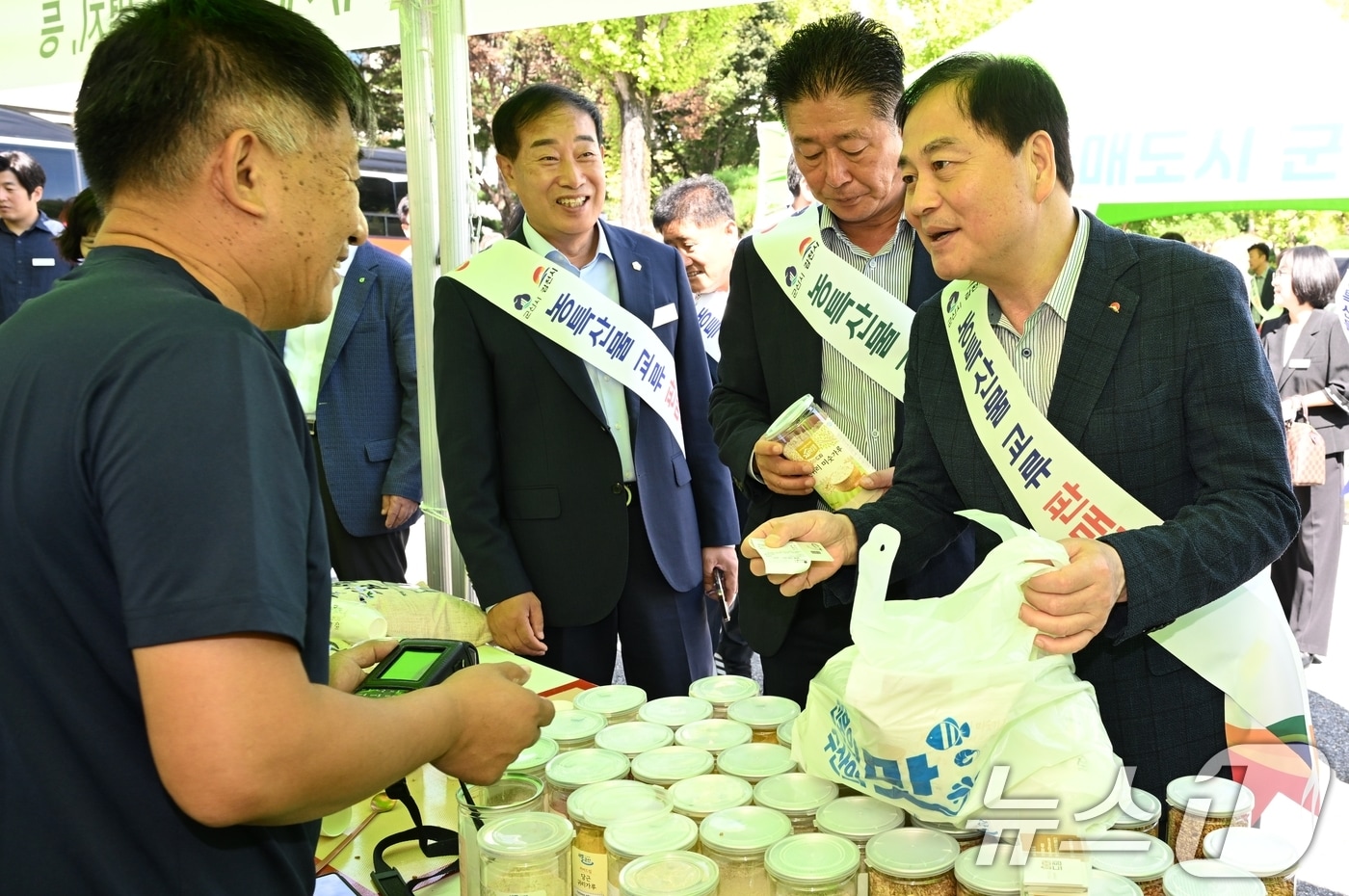 배낙호 김천시장이 23일 군산시 농수특산물 직거래 행사에서 상인들과 대화하고 있다.(김천시 제공. 재판매 및 DB금지)/뉴스1 ⓒ News1 정우용 기자