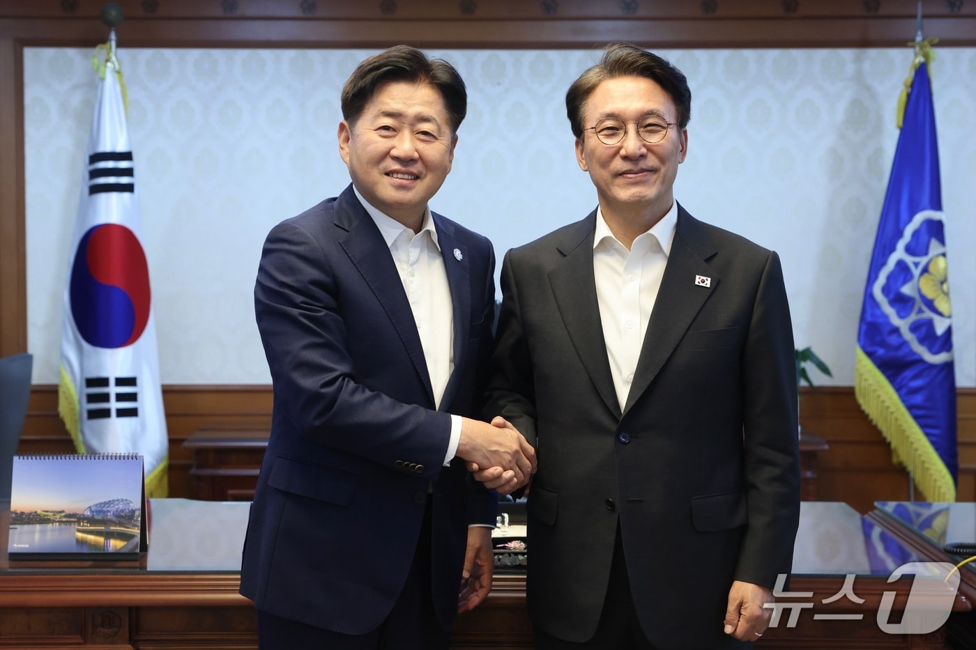 제주도는 오영훈 지사가 23일 오후 정부서울청사에서 김민석 국무총리를 만나 지역 핵심 현안에 대한 관심과 지원을 요청했다고 밝혔다(제주도 제공. 재판매 및 DB금지)/뉴스1