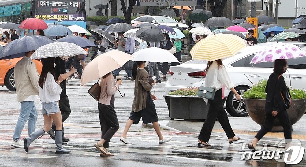 우산을 쓴 시민들(사진은 기사 내용과 무관함) / 뉴스1 ⓒ News1