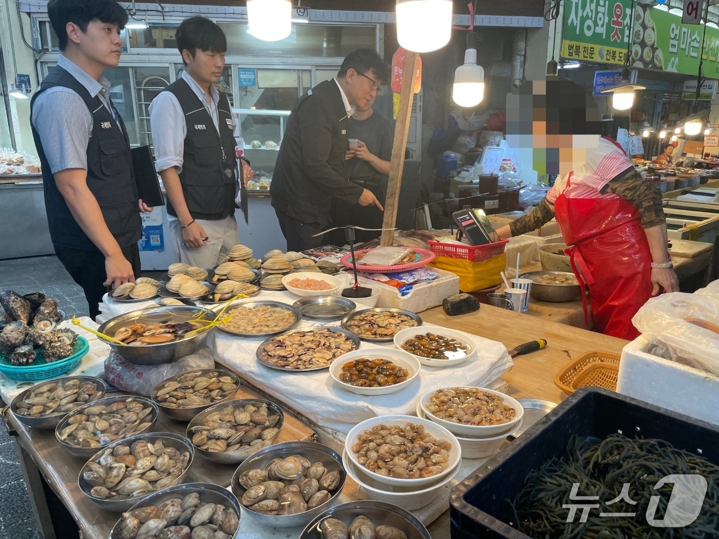 부산해경이 추석 명절을 맞아 원산지 위반 행위 등에 대한 특별단속을 실시하고 있다. (부산해경 제공. 재판매 및 DB 금지)