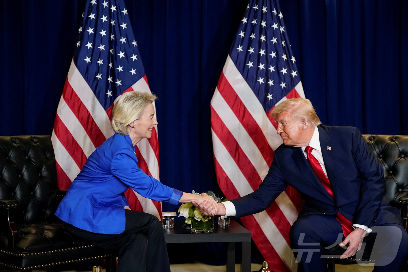 도널드 트럼프 미국 대통령과 우르줄라 폰데어라이엔 유럽연합(EU) 집행위원회 위원장이 23일(현지시간) 미국 뉴욕에서 열린 제80차 유엔 총회에서 도널드 트럼프 미국 대통령과 회담에 앞서 악수하고 있다. 2025.09.23. ⓒ 로이터=뉴스1