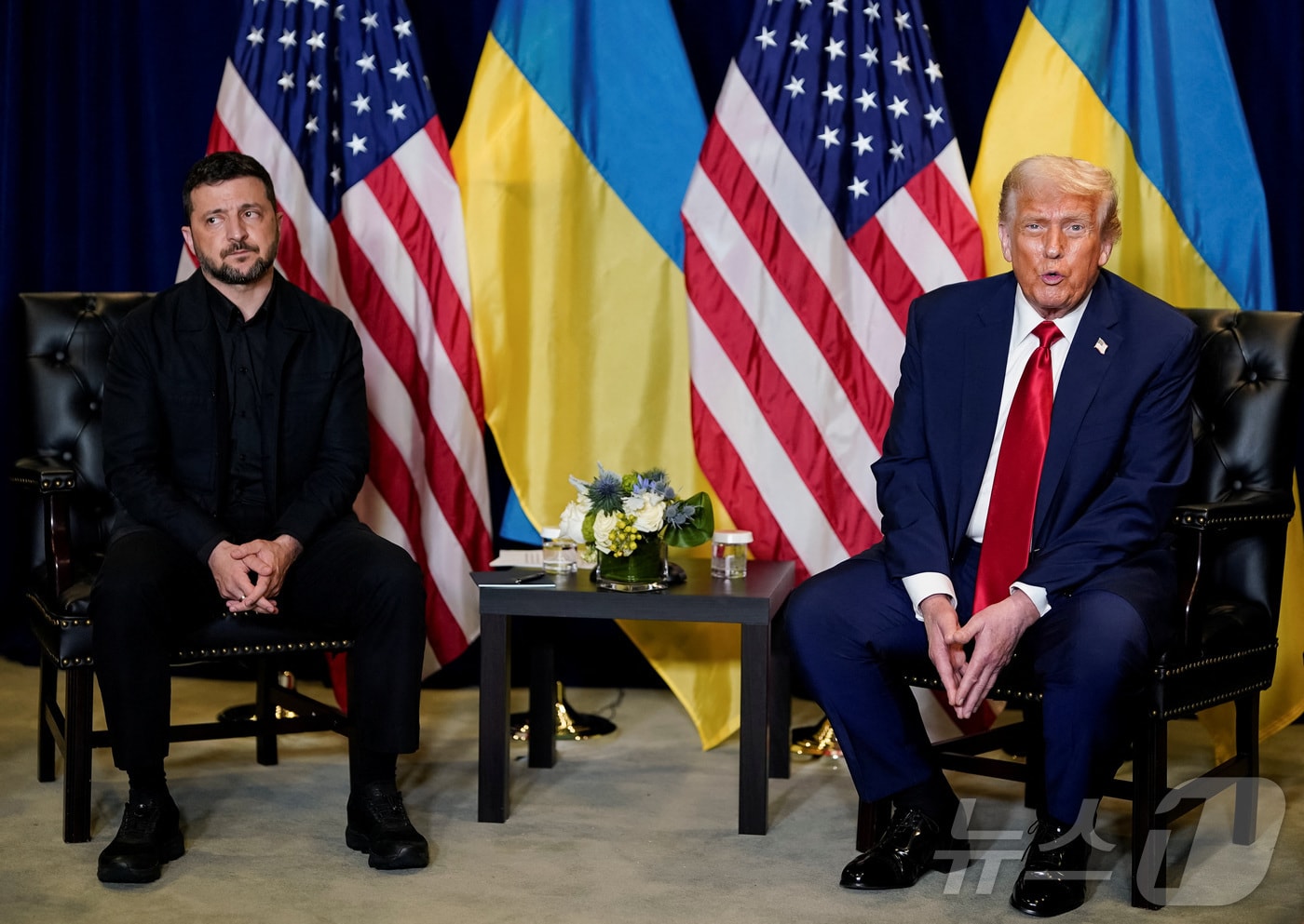 도널드 트럼프 미국 대통령이 23일(현지시간) 미국 뉴욕에서 열린 제80차 유엔 총회에서 볼로디미르 젤렌스키 우크라이나 대통령과 만나 회담하기에 앞서 기자들의 질문에 답하고 있다. 2025.09.23. ⓒ 로이터=뉴스1 ⓒ News1 류정민 특파원