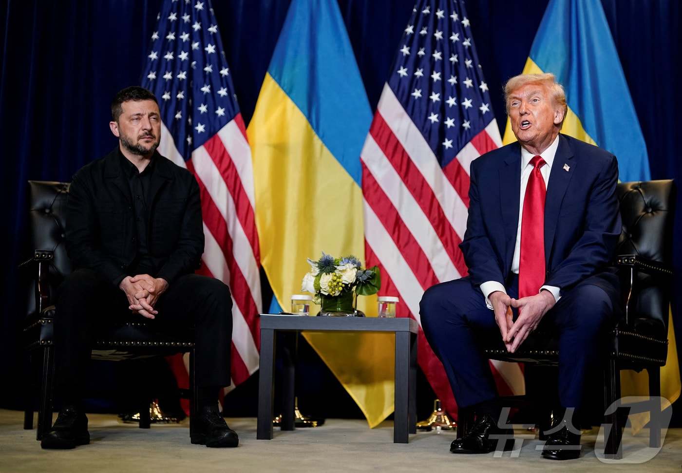 도널드 트럼프 미국 대통령이 23일(현지시간) 미국 뉴욕에서 열린 제80차 유엔 총회에서 볼로디미르 젤렌스키 우크라이나 대통령과의 회담에 앞서 기자들의 질문에 답하고 있다. 2025.09.23. ⓒ 로이터=뉴스1 ⓒ News1 류정민 특파원