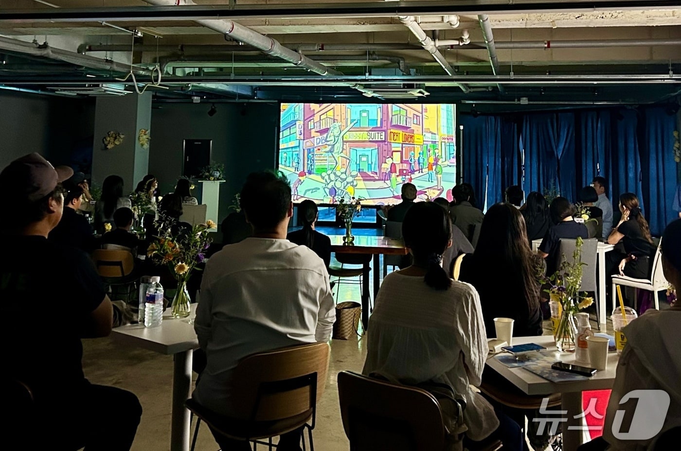 2025 DigiCon6 ASIA 한국지역 어워드 은상을 수상한 전영찬 감독의 동상을 상영하고 있다.