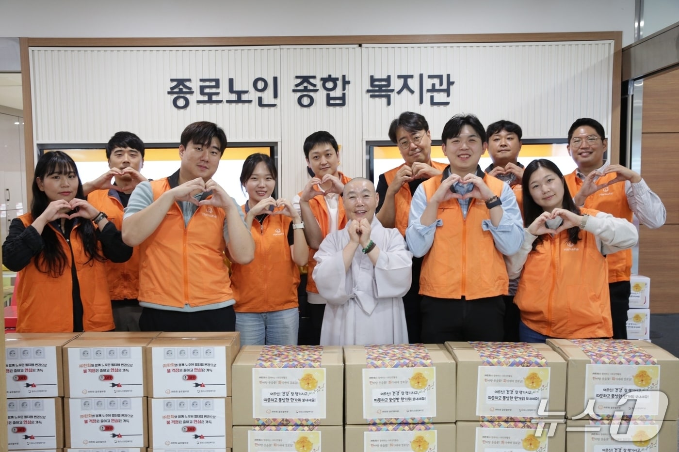 ㈜한화 글로벌부문 임직원 봉사단이 종로노인종합복지관장 정관 스님과 기념촬영을 하고 있다(한화 제공)