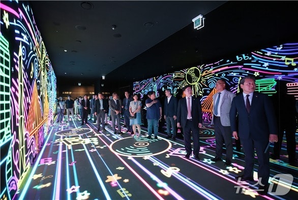 IFEZ 홍보관 방문객들이 &#39;빛의 터널&#39;을 둘러보고 있다. &#40;인천경제자유구역청 제공.재판매 및 DB금지&#41;